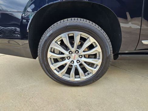 Used 2022 GMC Yukon XL Denali w/ Denali Premium Package image 13