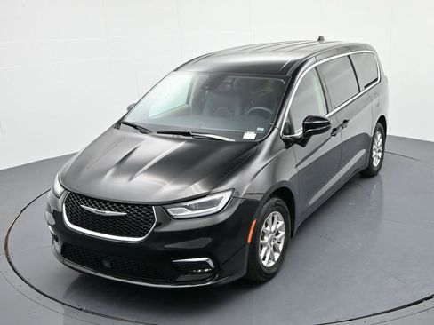 Used 2024 Chrysler Pacifica Touring-L FWD image 19