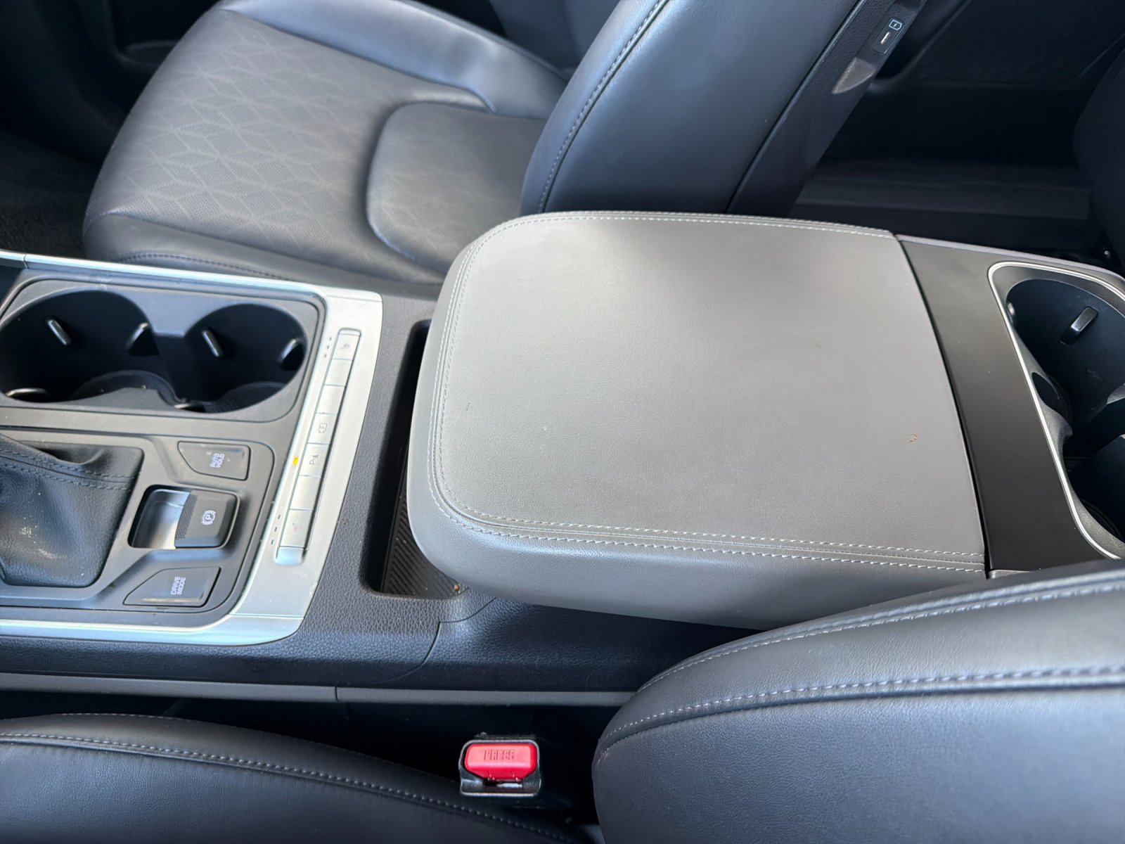 Used 2025 Kia Carnival FWD image 25