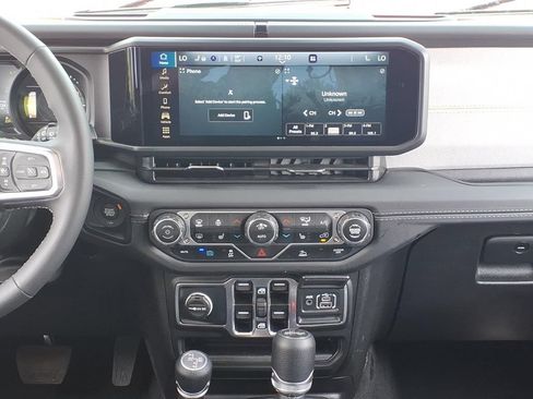 Used 2025 Jeep Wrangler Unlimited Sahara AWD/4WD image 5
