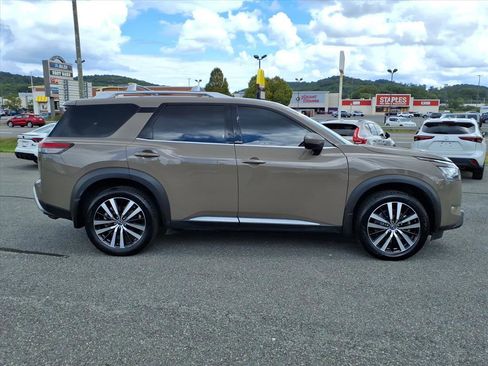 Used 2024 Nissan Pathfinder Platinum w/ Cargo Package image 9