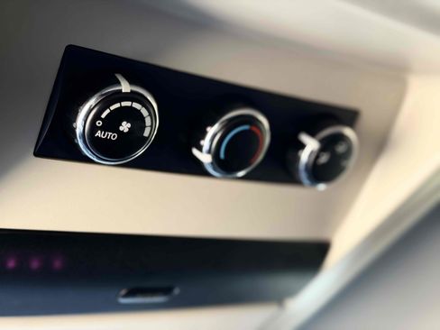 Used 2011 Chrysler Town & Country Touring-L w/ Entertainment Group #2 FWD image 37