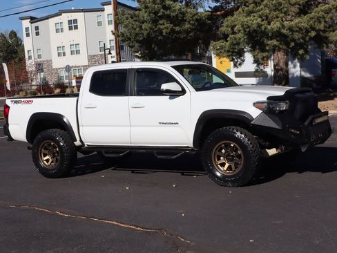 Used 2018 Toyota Tacoma TRD Off-Road image 2