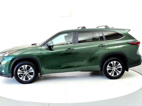 Certified 2024 Toyota Highlander XLE AWD/4WD image 3