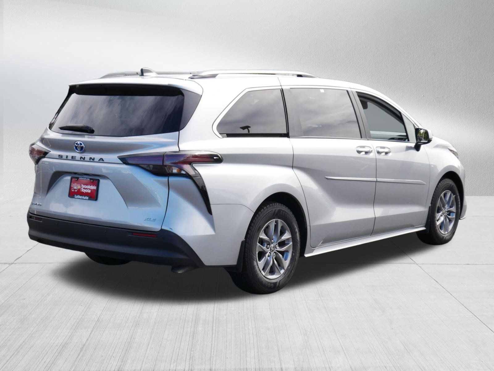 Certified 2025 Toyota Sienna XLE w/ XLE Plus Package AWD/4WD image 7