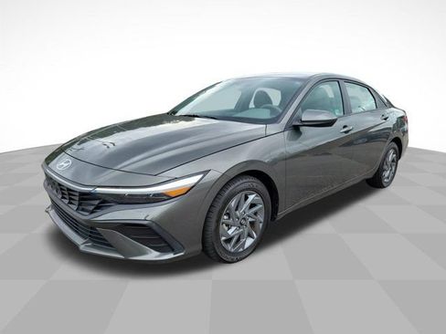 Used 2024 Hyundai Elantra SEL FWD image 3