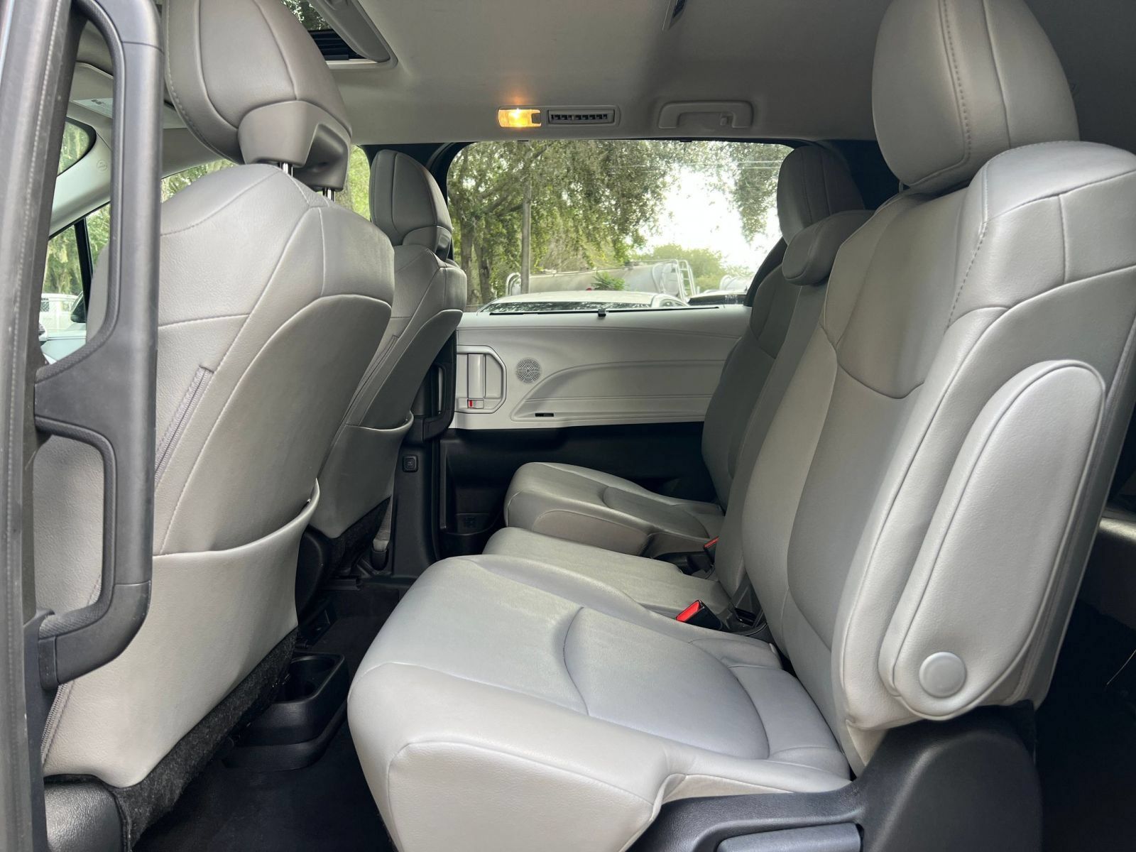 Used 2025 Toyota Sienna XLE FWD image 28