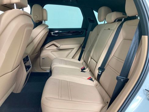 Certified 2023 Porsche Cayenne AWD/4WD image 17