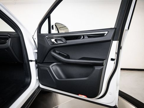 Certified 2023 Porsche Macan AWD/4WD image 27