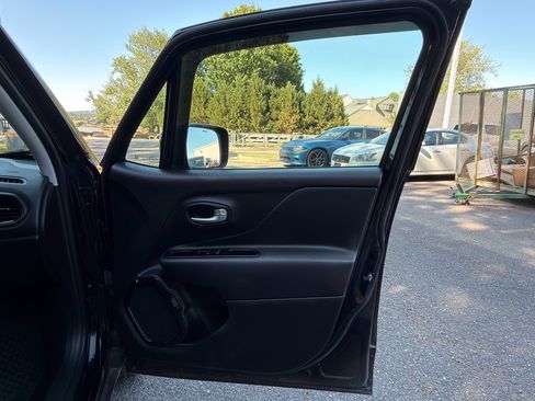 Used 2023 Jeep Renegade Altitude image 17