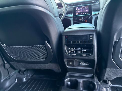 Used 2023 Jeep Grand Cherokee L Laredo image 16
