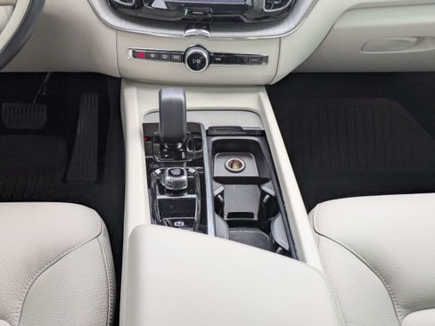 Used 2024 Volvo XC60 B5 Plus w/ Protection Package Premier AWD/4WD image 20