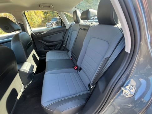 Used 2025 Volkswagen Jetta SE image 32