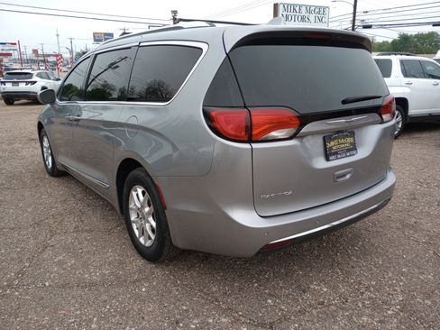 Used 2020 Chrysler Pacifica Touring-L image 5