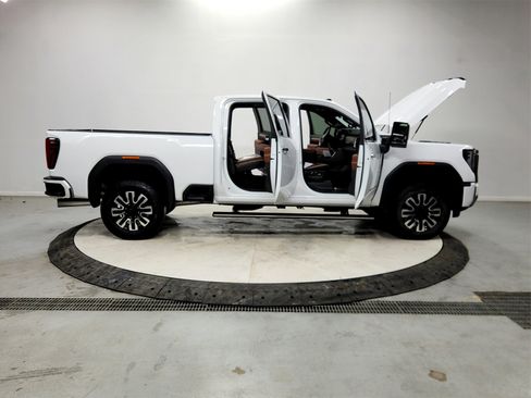 Used 2025 GMC Sierra 2500 Denali Ultimate w/ Max Trailering Package image 16