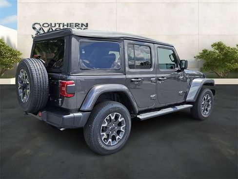 Used 2025 Jeep Wrangler Unlimited Sahara AWD/4WD image 5