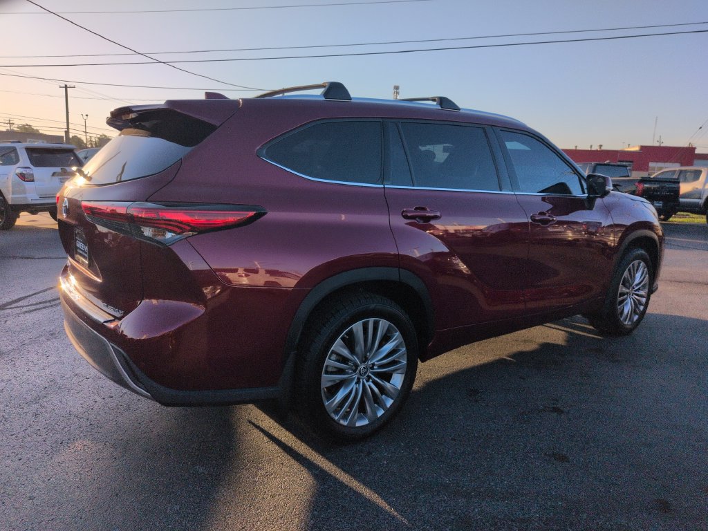 Used 2023 Toyota Highlander Platinum FWD image 5