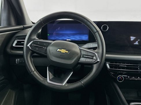 Used 2025 Chevrolet Traverse LT image 18