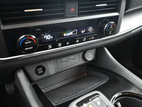 Used 2025 Nissan Rogue SV FWD image 25