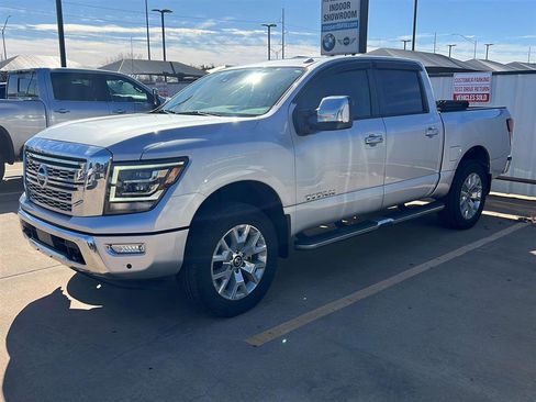 Used 2021 Nissan Titan SL w/ Moonroof Package image 2