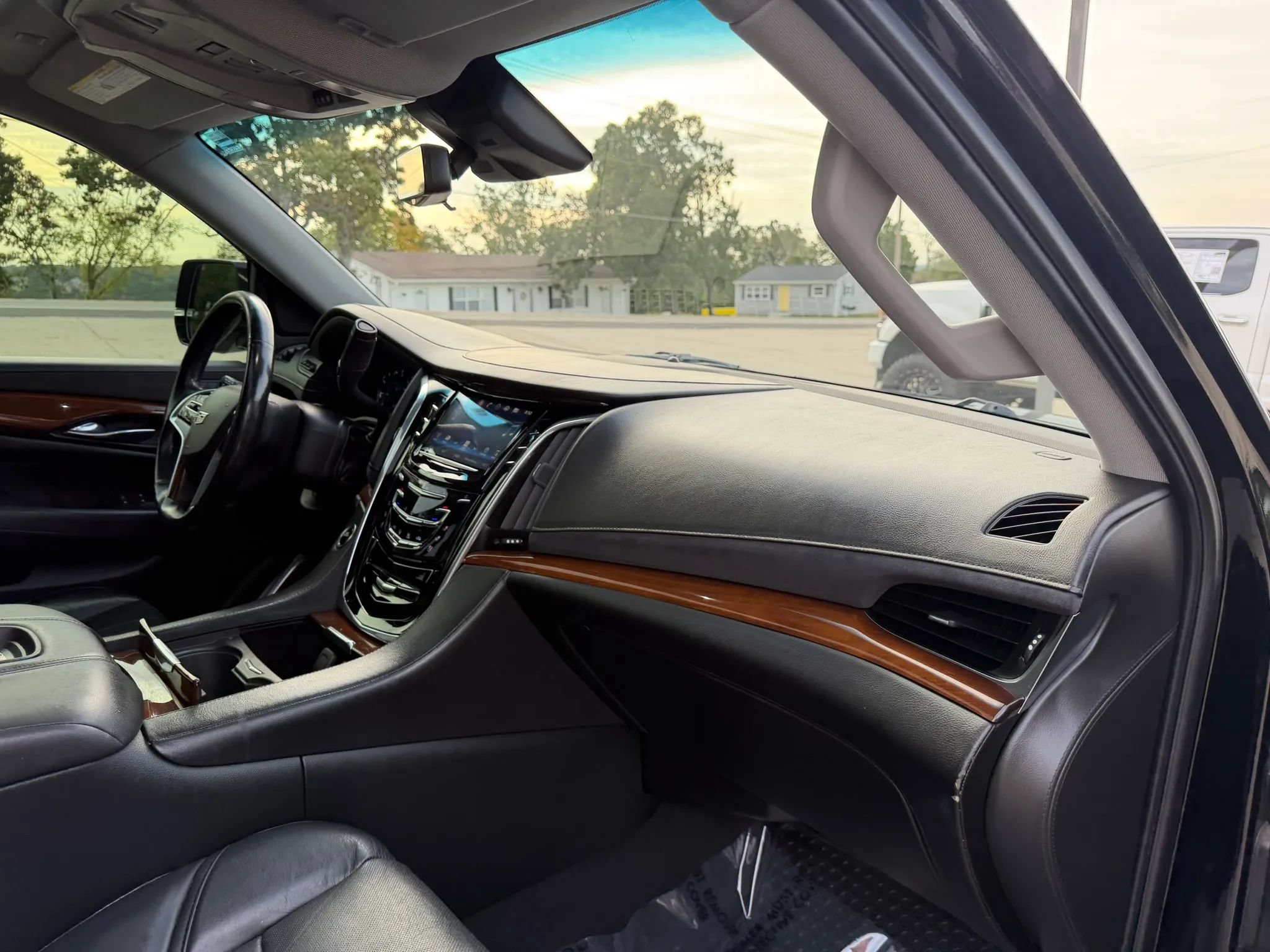 Used 2019 Cadillac Escalade Luxury AWD/4WD image 54