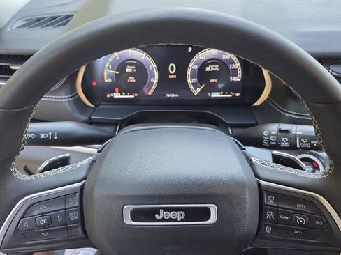 Used 2023 Jeep Grand Cherokee Laredo w/ Luxury Tech Group I RWD image 23