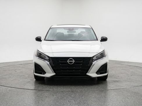 Used 2025 Nissan Altima 2.5 SV FWD image 2
