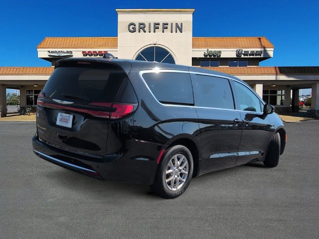 Used 2024 Chrysler Pacifica Touring-L FWD image 4
