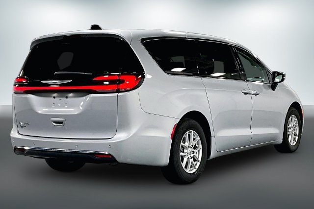 Used 2024 Chrysler Pacifica Touring-L FWD image 6