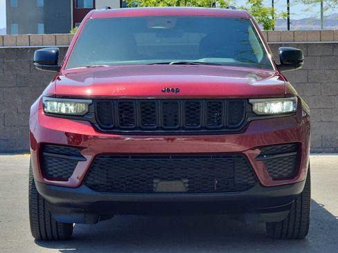 Used 2025 Jeep Grand Cherokee Altitude AWD/4WD image 4