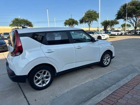 Certified 2022 Kia Soul LX w/ Technology Package FWD image 2