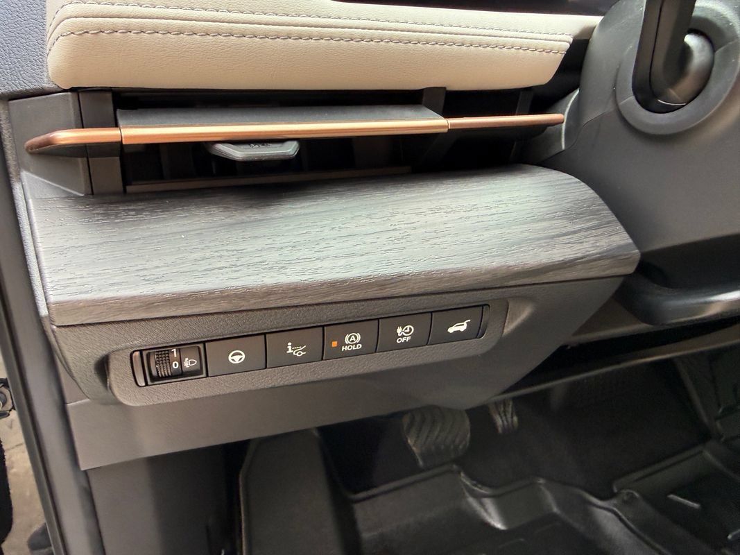 Used 2023 Nissan Ariya FWD image 34