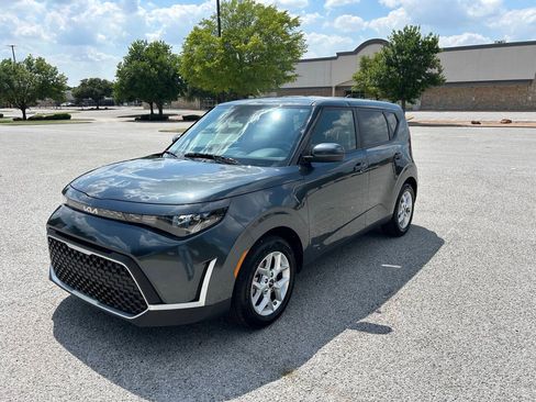 Used 2025 Kia Soul LX w/ LX Technology Package FWD image 8