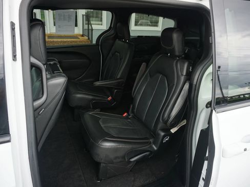 Used 2019 Chrysler Pacifica Touring-L Plus FWD image 17