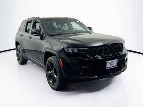 Used 2023 Jeep Grand Cherokee Altitude image 3