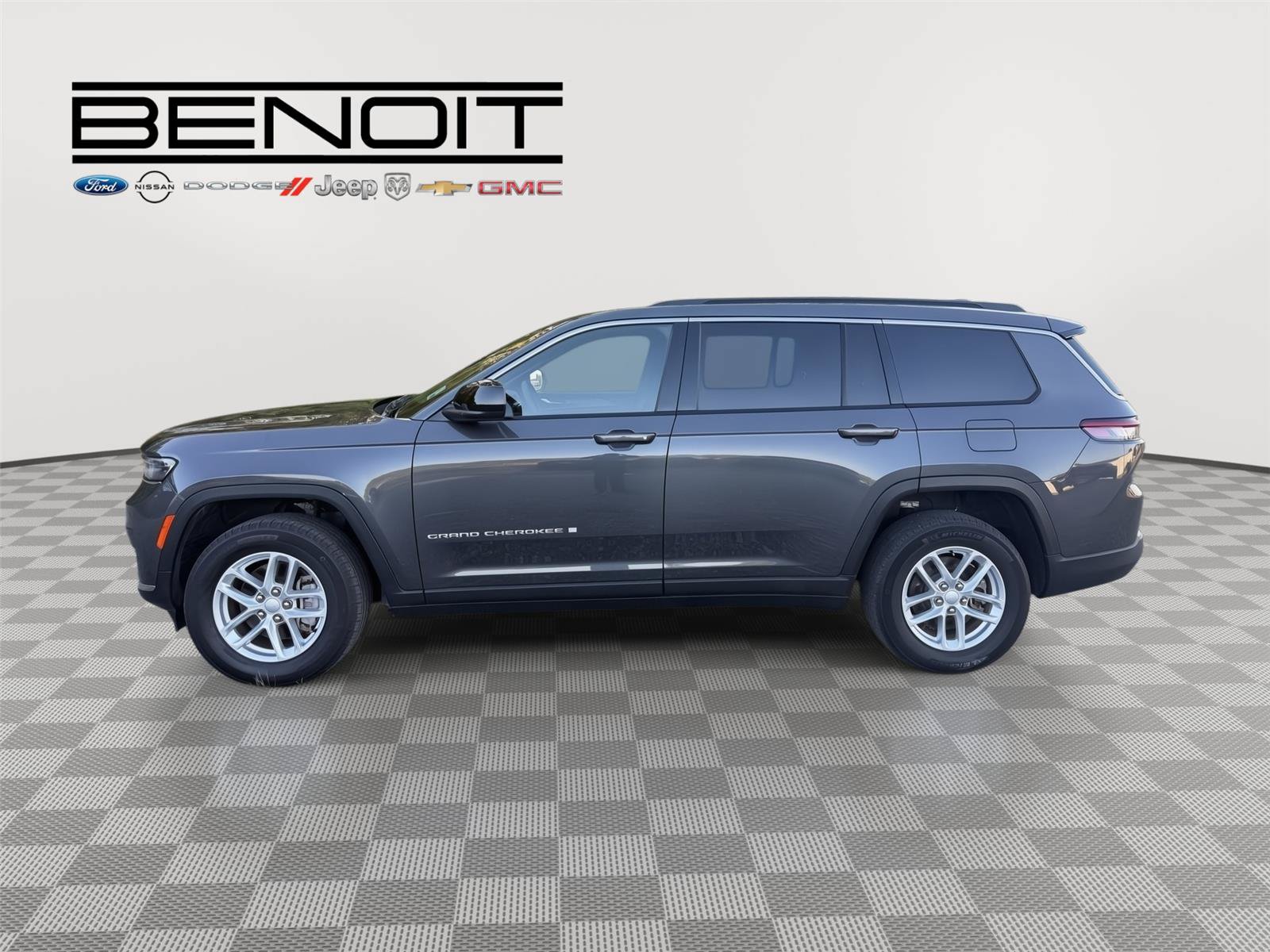 Used 2025 Jeep Grand Cherokee L Laredo w/ Luxury Tech Group I RWD image 2