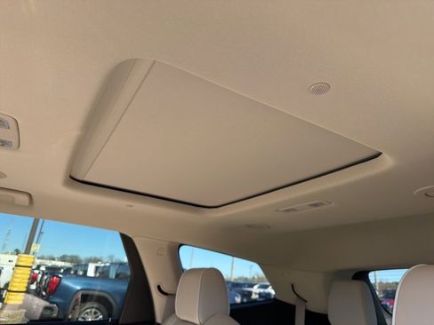 Used 2024 Buick Enclave Avenir w/ Avenir Technology Package image 17