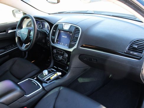 Used 2023 Chrysler 300 Touring w/ Sport Appearance Package image 33