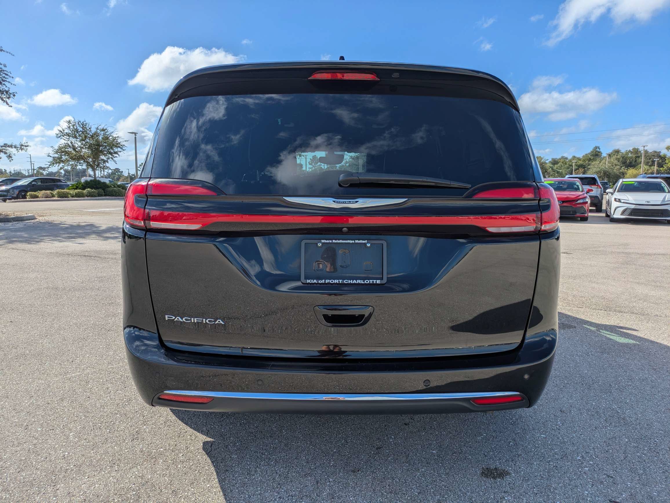 Used 2025 Chrysler Pacifica Select FWD image 5
