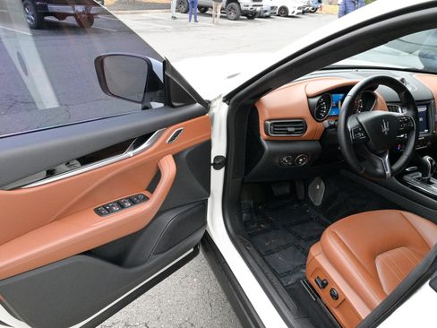 Certified 2018 Maserati Levante image 15