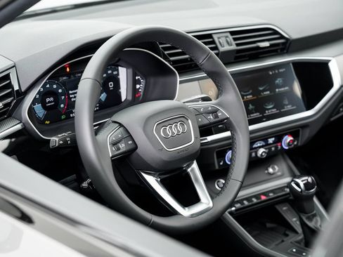 Certified 2025 Audi Q3 2.0T Premium AWD/4WD image 9