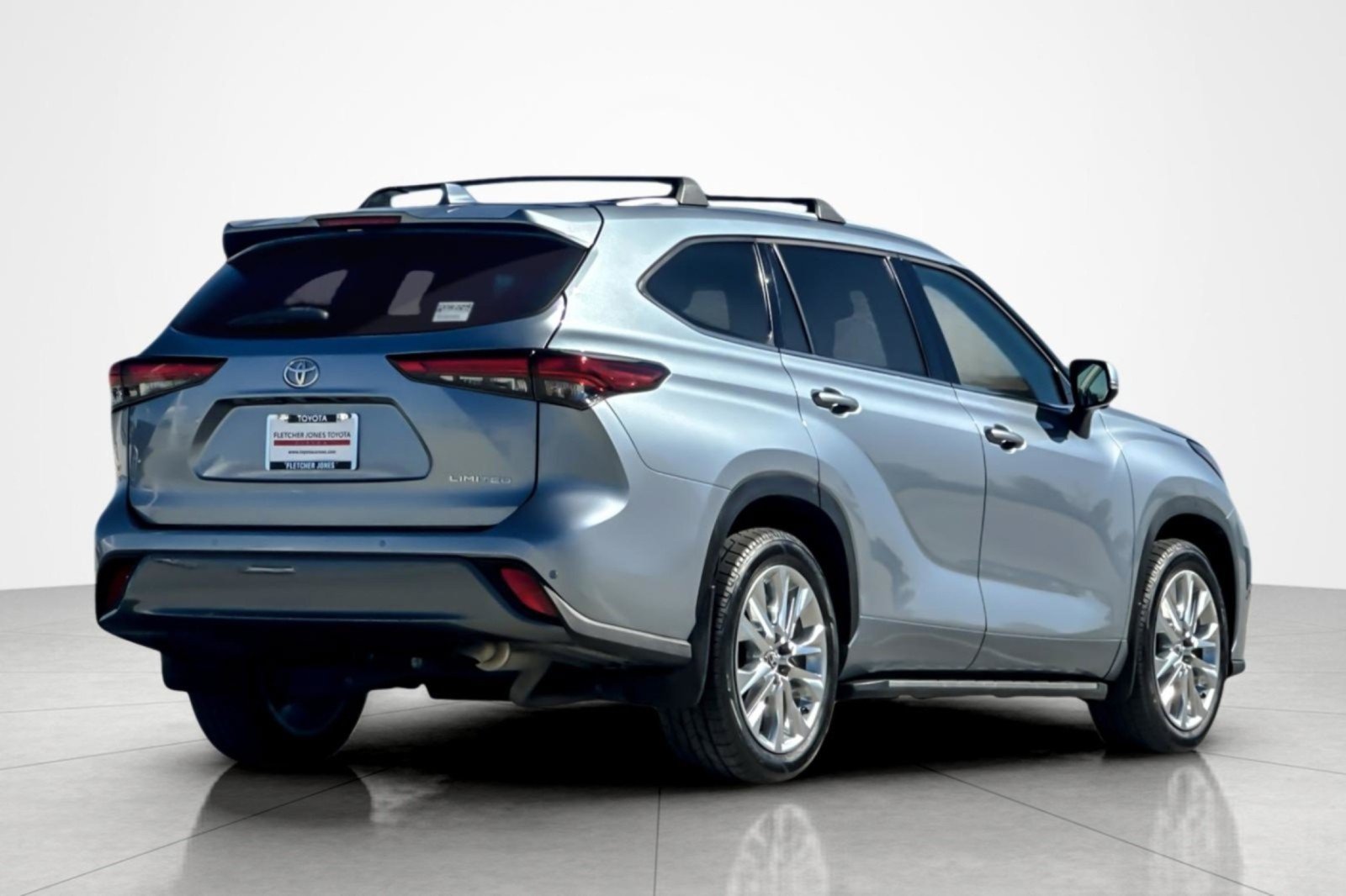 Used 2023 Toyota Highlander Limited FWD image 5