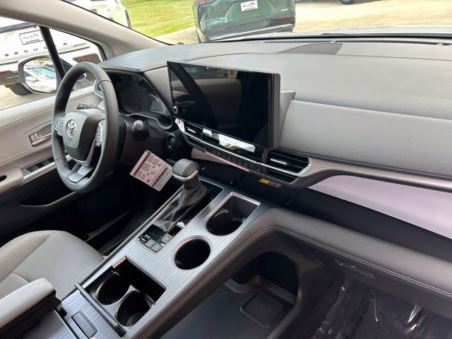 Used 2026 Toyota Sienna XLE FWD image 12