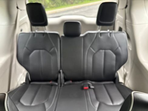 Used 2023 Chrysler Pacifica Limited AWD/4WD image 12
