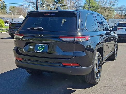 Used 2023 Jeep Grand Cherokee Altitude AWD/4WD image 2