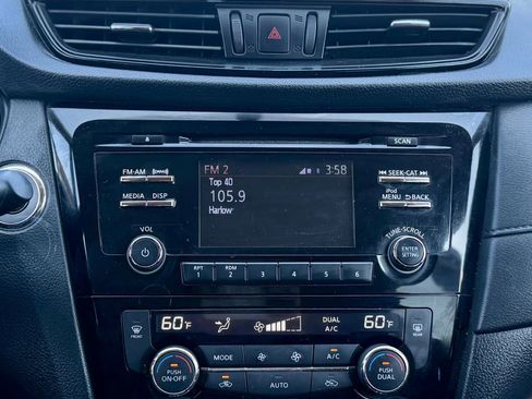 Used 2017 Nissan Rogue SV image 16