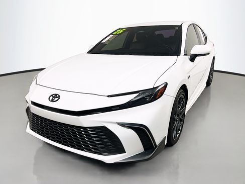 Used 2025 Toyota Camry SE w/ Convenience Package FWD image 10