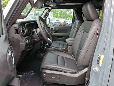New 2026 Jeep Wrangler Unlimited Sahara AWD/4WD image 9