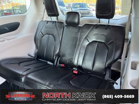 Used 2024 Chrysler Pacifica Touring-L image 16