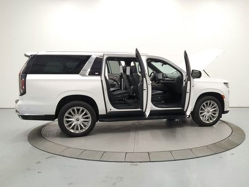 Used 2021 Cadillac Escalade ESV Premium Luxury AWD/4WD image 16